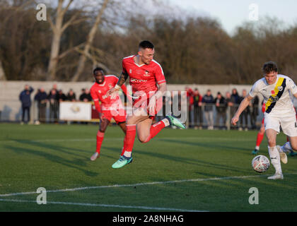 SkyEx Gemeinschaft Stadion, London, UK. 10 Nov, 2019. Football Association Cup, Hayes und Yeading United gegen Oxford United; Joe Grant von Hayes & Amp; Yeading United mit einem heel Flick geschossen - Streng redaktionelle Verwendung. Keine Verwendung mit nicht autorisierten Audio-, Video-, Daten-, Spielpläne, Verein/liga Logos oder "live" Dienstleistungen. On-line-in-Match mit 120 Bildern beschränkt, kein Video-Emulation. Keine Verwendung in Wetten, Spiele oder einzelne Verein/Liga/player Publikationen Quelle: Aktion plus Sport/Alamy leben Nachrichten Stockfoto