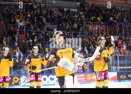 Letzte jubel Team GER, Schoß Ehre für Spieler, von Frederik TIFFELS, goalie Mathias NIEDERBERGER, Deutschland (GER) - Russland (RUS) 4:3, am 07.11.2019 Eishockey, Deutschland Cup von 7.-10.11 .2019 in Krefeld/Deutschland. | Verwendung weltweit Stockfoto