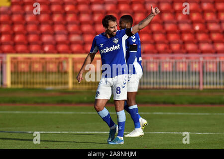Gateshead, Großbritannien. 10 Nov, 2019. Gateshead, Großbritannien. 10. November 2019. Oldham's Filipe Morais feiert die opoening zählen während der FA Cup Runde 1 Match zwischen Gateshead und Oldham Athletic an der Gateshead International Stadium, Gateshead am Sonntag, den 10. November 2019. (Credit: Eddie Garvey | MI Nachrichten) das Fotografieren dürfen nur für Zeitung und/oder Zeitschrift redaktionelle Zwecke verwendet werden, eine Lizenz für die gewerbliche Nutzung Kreditkarte erforderlich: MI Nachrichten & Sport/Alamy leben Nachrichten Stockfoto
