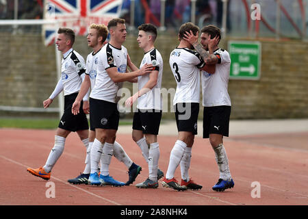Gateshead, Großbritannien. 10 Nov, 2019. Gateshead, Großbritannien. 10. November 2019. Der gateshead Liam Agnew feiert seine Seiten Ziel zählen während der FA Cup Runde 1 Match zwischen Gateshead und Oldham Athletic an der Gateshead International Stadium, Gateshead am Sonntag, den 10. November 2019. (Credit: Eddie Garvey | MI Nachrichten) das Fotografieren dürfen nur für Zeitung und/oder Zeitschrift redaktionelle Zwecke verwendet werden, eine Lizenz für die gewerbliche Nutzung Kreditkarte erforderlich: MI Nachrichten & Sport/Alamy leben Nachrichten Stockfoto