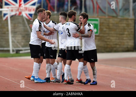 Gateshead, Großbritannien. 10 Nov, 2019. Gateshead, Großbritannien. 10. November 2019. Der gateshead Liam Agnew feiert seine Seiten Ziel zählen während der FA Cup Runde 1 Match zwischen Gateshead und Oldham Athletic an der Gateshead International Stadium, Gateshead am Sonntag, den 10. November 2019. (Credit: Eddie Garvey | MI Nachrichten) das Fotografieren dürfen nur für Zeitung und/oder Zeitschrift redaktionelle Zwecke verwendet werden, eine Lizenz für die gewerbliche Nutzung Kreditkarte erforderlich: MI Nachrichten & Sport/Alamy leben Nachrichten Stockfoto