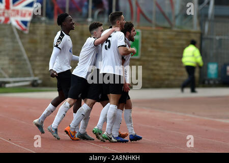 Gateshead, Großbritannien. 10 Nov, 2019. Gateshead, Großbritannien. 10. November 2019. Der gateshead Liam Agnew feiert seine Seiten Ziel zählen während der FA Cup Runde 1 Match zwischen Gateshead und Oldham Athletic an der Gateshead International Stadium, Gateshead am Sonntag, den 10. November 2019. (Credit: Eddie Garvey | MI Nachrichten) das Fotografieren dürfen nur für Zeitung und/oder Zeitschrift redaktionelle Zwecke verwendet werden, eine Lizenz für die gewerbliche Nutzung Kreditkarte erforderlich: MI Nachrichten & Sport/Alamy leben Nachrichten Stockfoto