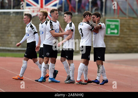 Gateshead, Großbritannien. 10 Nov, 2019. Gateshead, Großbritannien. 10. November 2019. Der gateshead Liam Agnew feiert seine Seiten Ziel zählen während der FA Cup Runde 1 Match zwischen Gateshead und Oldham Athletic an der Gateshead International Stadium, Gateshead am Sonntag, den 10. November 2019. (Credit: Eddie Garvey | MI Nachrichten) das Fotografieren dürfen nur für Zeitung und/oder Zeitschrift redaktionelle Zwecke verwendet werden, eine Lizenz für die gewerbliche Nutzung Kreditkarte erforderlich: MI Nachrichten & Sport/Alamy leben Nachrichten Stockfoto