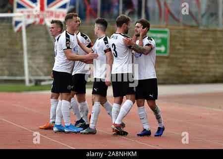 Gateshead, Großbritannien. 10 Nov, 2019. Gateshead, Großbritannien. 10. November 2019. Der gateshead Liam Agnew feiert seine Seiten Ziel zählen während der FA Cup Runde 1 Match zwischen Gateshead und Oldham Athletic an der Gateshead International Stadium, Gateshead am Sonntag, den 10. November 2019. (Credit: Eddie Garvey | MI Nachrichten) das Fotografieren dürfen nur für Zeitung und/oder Zeitschrift redaktionelle Zwecke verwendet werden, eine Lizenz für die gewerbliche Nutzung Kreditkarte erforderlich: MI Nachrichten & Sport/Alamy leben Nachrichten Stockfoto