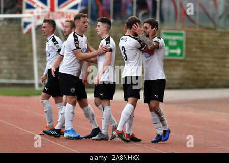 Gateshead, Großbritannien. 10 Nov, 2019. Gateshead, Großbritannien. 10. November 2019. Der gateshead Liam Agnew feiert seine Seiten Ziel zählen während der FA Cup Runde 1 Match zwischen Gateshead und Oldham Athletic an der Gateshead International Stadium, Gateshead am Sonntag, den 10. November 2019. (Credit: Eddie Garvey | MI Nachrichten) das Fotografieren dürfen nur für Zeitung und/oder Zeitschrift redaktionelle Zwecke verwendet werden, eine Lizenz für die gewerbliche Nutzung Kreditkarte erforderlich: MI Nachrichten & Sport/Alamy leben Nachrichten Stockfoto
