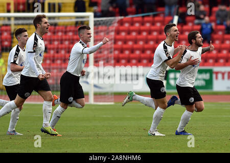 Gateshead, Großbritannien. 10 Nov, 2019. Gateshead, Großbritannien. 10. November 2019. Der gateshead Liam Agnew feiert seine Seiten Ziel zählen während der FA Cup Runde 1 Match zwischen Gateshead und Oldham Athletic an der Gateshead International Stadium, Gateshead am Sonntag, den 10. November 2019. (Credit: Eddie Garvey | MI Nachrichten) das Fotografieren dürfen nur für Zeitung und/oder Zeitschrift redaktionelle Zwecke verwendet werden, eine Lizenz für die gewerbliche Nutzung Kreditkarte erforderlich: MI Nachrichten & Sport/Alamy leben Nachrichten Stockfoto