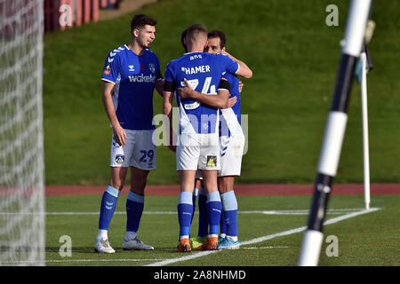 Gateshead, Großbritannien. 10 Nov, 2019. Gateshead, Großbritannien. 10. November 2019. Oldham's Filipe Morais feiert die opoening zählen während der FA Cup Runde 1 Match zwischen Gateshead und Oldham Athletic an der Gateshead International Stadium, Gateshead am Sonntag, den 10. November 2019. (Credit: Eddie Garvey | MI Nachrichten) das Fotografieren dürfen nur für Zeitung und/oder Zeitschrift redaktionelle Zwecke verwendet werden, eine Lizenz für die gewerbliche Nutzung Kreditkarte erforderlich: MI Nachrichten & Sport/Alamy leben Nachrichten Stockfoto