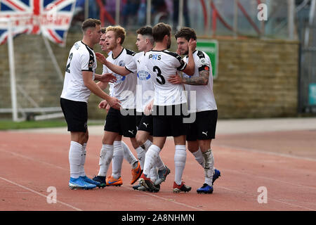 Gateshead, Großbritannien. 10 Nov, 2019. Gateshead, Großbritannien. 10. November 2019. Der gateshead Liam Agnew feiert seine Seiten Ziel zählen während der FA Cup Runde 1 Match zwischen Gateshead und Oldham Athletic an der Gateshead International Stadium, Gateshead am Sonntag, den 10. November 2019. (Credit: Eddie Garvey | MI Nachrichten) das Fotografieren dürfen nur für Zeitung und/oder Zeitschrift redaktionelle Zwecke verwendet werden, eine Lizenz für die gewerbliche Nutzung Kreditkarte erforderlich: MI Nachrichten & Sport/Alamy leben Nachrichten Stockfoto