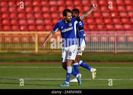 Gateshead, Großbritannien. 10 Nov, 2019. Gateshead, Großbritannien. 10. November 2019. Oldham's Filipe Morais feiert die opoening zählen während der FA Cup Runde 1 Match zwischen Gateshead und Oldham Athletic an der Gateshead International Stadium, Gateshead am Sonntag, den 10. November 2019. (Credit: Eddie Garvey | MI Nachrichten) das Fotografieren dürfen nur für Zeitung und/oder Zeitschrift redaktionelle Zwecke verwendet werden, eine Lizenz für die gewerbliche Nutzung Kreditkarte erforderlich: MI Nachrichten & Sport/Alamy leben Nachrichten Stockfoto