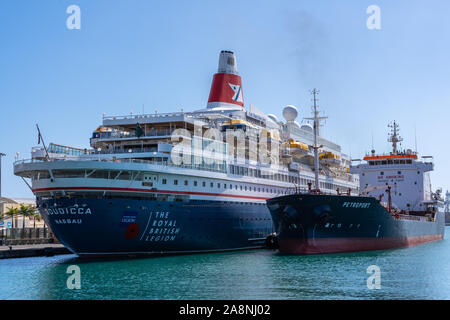 Las Palmas 11.Oktober 2019: Die boudicca in der La Luz Hafen, der Hafen von Las Palmas de Gran Canaria in eine Betankung Manöver mit dem Petroport Öl günstig Stockfoto