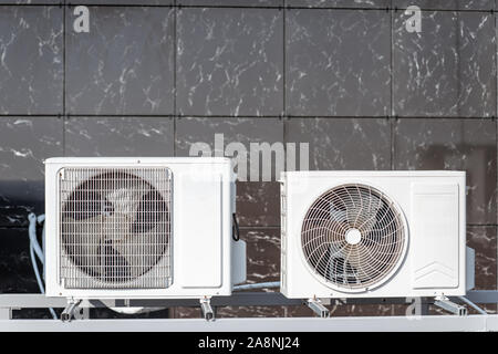 Outdoor Einheiten der Klimaanlage oder Wärmepumpe auf der Fassade Stockfoto