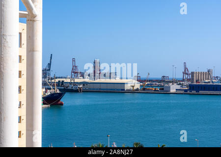 Las Palmas 11.Oktober 2019: Die boudicca in der La Luz Hafen, der Hafen von Las Palmas de Gran Canaria in eine Betankung Manöver mit dem Petroport Öl günstig Stockfoto