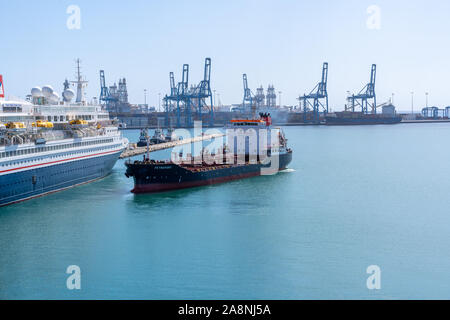 Las Palmas 11.Oktober 2019: Die boudicca in der La Luz Hafen, der Hafen von Las Palmas de Gran Canaria in eine Betankung Manöver mit dem Petroport Öl günstig Stockfoto