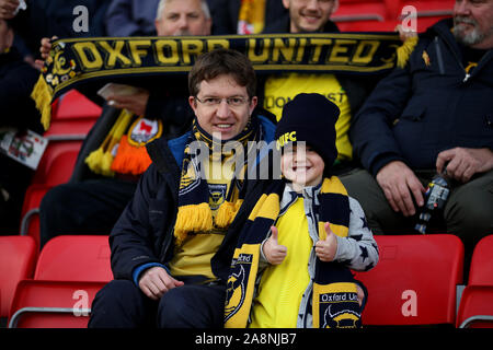 Oxford United Fans während der FA Cup erste Runde am SKYEx Gemeinschaft Stadium, London. Stockfoto