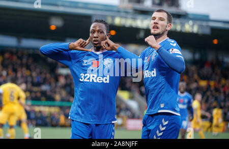 Förster Joe Aribo feiert zählenden erste Ziel seiner Seite des Spiels mit Borna Bari ić (rechts) während der LADBROKES Scottish Premier League match Im Tony Makkaroni Arena, Livingston. Stockfoto