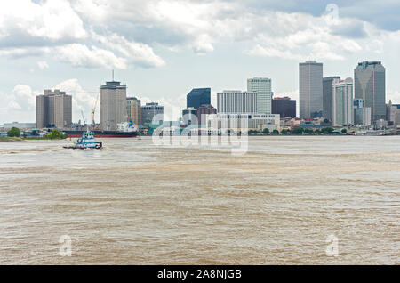 New Orleans, Louisiana/USA - Juni 14, 2019: Schiffe in Mississippi River Harbour und Wolkenkratzer von Business District. Stockfoto