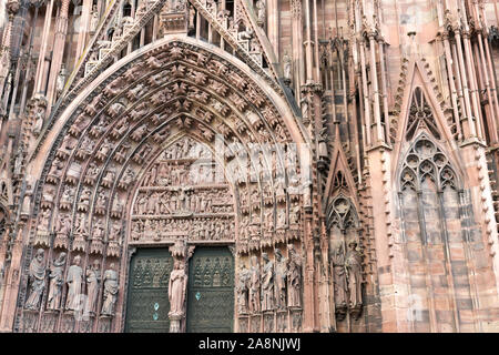 Straßburg, Paris/Frankreich - 10. August 2019: Detailansicht der Kathedrale von Straßburg Stockfoto