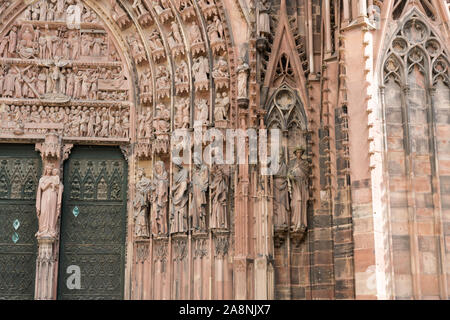 Straßburg, Paris/Frankreich - 10. August 2019: Detailansicht der Kathedrale von Straßburg Stockfoto