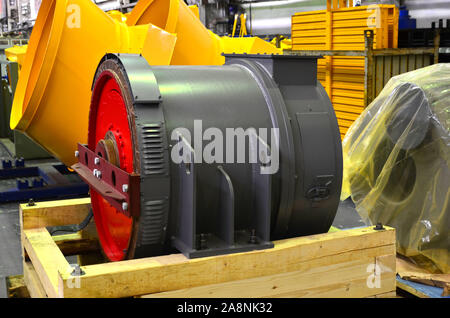 Synchrone Traktion Generator mit einem zylindrischen Rotor in der Produktionshalle eines Automobilwerks. Elektrische Motoren und Ausrüstung für schwere Stockfoto