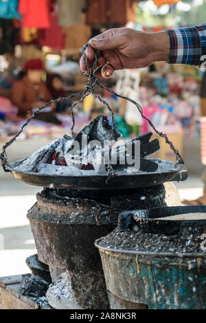 Köhler, die traditionelle burmesische Küche lokale Küche auf dem Wochenmarkt in Loikaw, Myanmar (Birma). Stockfoto