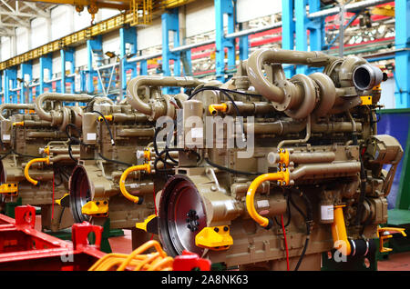 Dieselmotoren, die mit riesigen Turbinen am Fließband in der Werkstatt der Fabrik für die Produktion von großen Muldenkipper. Warnung, geringe Rauheit Stockfoto