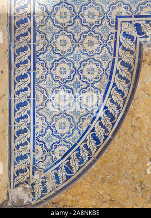 Nahaufnahme eines alten und verwitterten Mauer aus Stein und blauen Kacheln (AZULEJOS) in Lissabon, Portugal. Hochauflösende full frame strukturierten Hintergrund.
