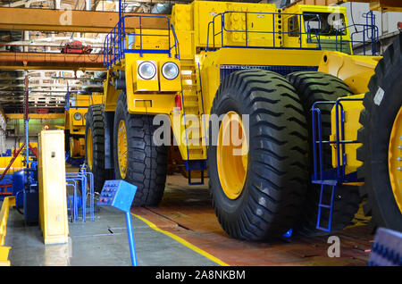 Fertigung von schweren Bergbau Nutzfahrzeuge im Werk. Dump Truck auf der Industriellen Förderanlage in der Werkstatt eines Automobilwerks. Hersteller o Stockfoto