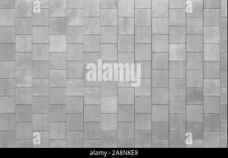 Vorderansicht einer Wand aus rostigen quadratischen Fliesen und Platten. Hochauflösende full frame strukturierten Hintergrund in Schwarz und Weiß. Stockfoto