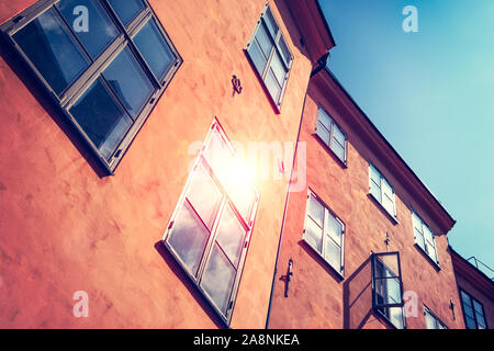 Teil der Fassade eines roten historischen Gebäude beleuchtet, die reflektierenden Fensterscheiben, in der Altstadt Gamla Stan in Stockholm, Schweden. Serie - stre Stockfoto