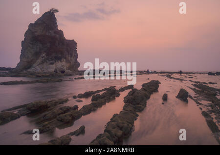 Tanjung Layar am Sonnenuntergang, Strand, Sawarna Banten, Indonesien Stockfoto