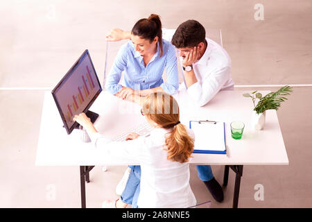 Von den oberen Geschossen von Investment Advisor Geschäftsfrau, die Anlageberatung zu Ihren Klienten, während sie am Schreibtisch sitzen. Stockfoto