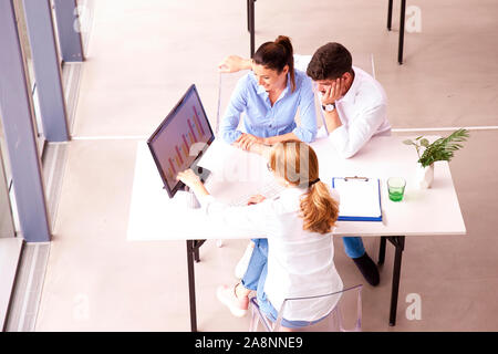 Von den oberen Geschossen von Investment Advisor Geschäftsfrau, die Anlageberatung zu Ihren Klienten, während sie am Schreibtisch sitzen. Stockfoto