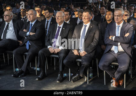 Jerusalem, Israel. 10 Nov, 2019. Blau und Weiß Parteichef Benny Gantz (rechts) ist zusammen mit dem israelischen Ministerpräsidenten Benjamin Netanjahu und der israelische Präsident Reuven Rivlin während einer Gedenkveranstaltung für Yitzhak Rabin, Lea am Mt. Herzl in Jerusalem am Sonntag, 10. November 2019. Pool Foto von Heidi Levine/UPI Quelle: UPI/Alamy leben Nachrichten Stockfoto