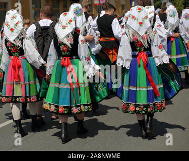 Polnische Menschen in traditionellen Trachten aus Lowicz region März, auf dem Rücken, auf der Straße und feiern Fronleichnam Feiertag. Stockfoto