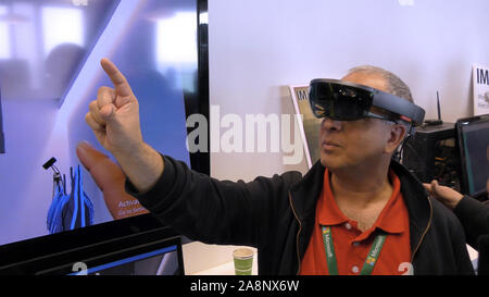 Ein Mensch interagiert mit Microsoft HoloLens, ein Selbständiger holographische Computer, die Auseinandersetzung mit digitalen Inhalten und Interaktion mit Hologrammen in der Welt Während sich vorstellen, unkonferenz, Haifa, Israel Stockfoto