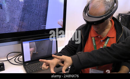 Ein Mensch interagiert mit Microsoft HoloLens, ein Selbständiger holographische Computer, die Auseinandersetzung mit digitalen Inhalten und Interaktion mit Hologrammen in der Welt Während sich vorstellen, unkonferenz, Haifa, Israel Stockfoto