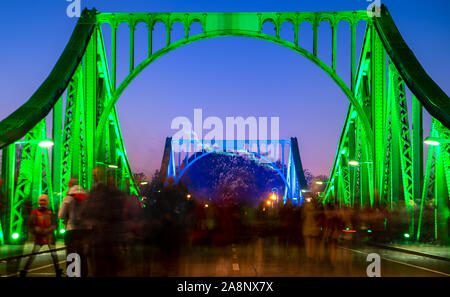 Berlin, Deutschland. 10 Nov, 2019. Die Glienicker Brücke wird festlich kurz nach Sonnenuntergang zum 30. Jahrestag des Mauerfalls (Foto mit lange Belichtung) beleuchtet. Mit einem Festakt in der Nikolaikirche und einer anschließenden Gedenken an die Glienicker Brücke, der Landtag und die Landesregierung die Öffnung der Grenze zwischen Potsdam und Berlin vor 30 Jahren gedenken. Credit: Monika Skolimowska/dpa-Zentralbild/dpa/Alamy leben Nachrichten Stockfoto