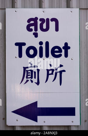 Wc Schild in Thai, Englisch und Chinesisch geschrieben, am Tempel von Wat Phra That Doi Suthep, Chiang Mai, Thailand Stockfoto