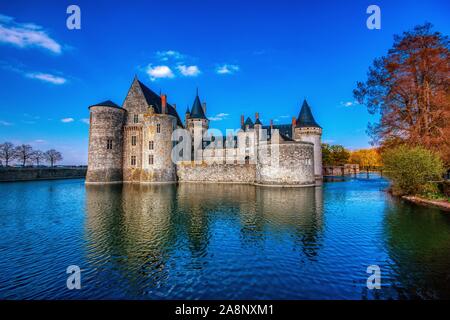 Sully-sur-Loire, Frankreich - 13. April 2019: berühmte mittelalterliche Schloss Sully-sur-Loire bei Sonnenuntergang, Loire Tal, Frankreich. Das Chateau Sully sur Loire Termine fr Stockfoto