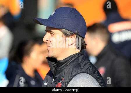 London, Großbritannien. 10 Nov, 2019. Fleetwood Stadt Manager Joey Barton an schaut. Die Emirate FA Cup, 1.Runde, Barnet FC v Fleetwood Stadt am Bienenstock Stadion in Edgware, London am Sonntag, den 10. November 2019. Dieses Bild dürfen nur für redaktionelle Zwecke verwendet werden. Nur die redaktionelle Nutzung, eine Lizenz für die gewerbliche Nutzung erforderlich. Keine Verwendung in Wetten, Spiele oder einer einzelnen Verein/Liga/player Publikationen. pic von Steffan Bowen/Andrew Orchard sport Fotografie/Alamy Live news Credit: Andrew Orchard sport Fotografie/Alamy leben Nachrichten Stockfoto