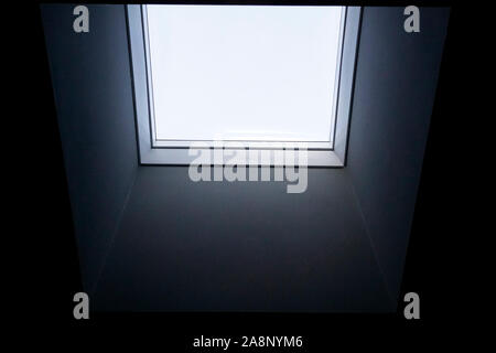 Close up Innenansicht eines echten Square einzigen Fenster mit dicker schwarze Wand, klar transparentes Glas, grau Aluminium Rahmen. Stockfoto