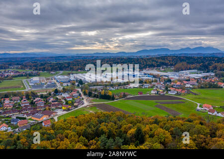 Luftaufnahme von impol Aluminium Fabrik, Heavy Metall verarbeitenden Werk in Slovenska Bistrica, Slowenien Stockfoto