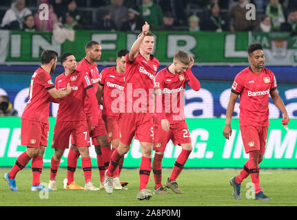 Wolfsburg, Deutschland. 10 Nov, 2019. Fussball: 1. Fussballbundesliga, 11. Spieltag: VfL Wolfsburg - Bayer Leverkusen in der Volkswagen Arena. Der Leverkusener scorer Paulinho (2. von links) cheers sein Ziel für 0:2 gegen den VfL Wolfsburg. Sven Bender läuft in der Mitte. Credit: Peter Steffen/dpa - WICHTIGER HINWEIS: In Übereinstimmung mit den Anforderungen der DFL Deutsche Fußball Liga oder der DFB Deutscher Fußball-Bund ist es untersagt, zu verwenden oder verwendet Fotos im Stadion und/oder das Spiel in Form von Bildern und/oder Videos - wie Foto Sequenzen getroffen haben./dpa/Alamy leben Nachrichten Stockfoto