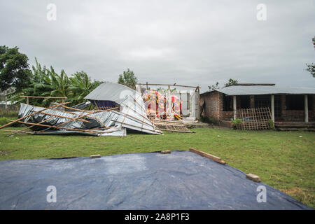 Nach Bangladesch Meteorological Department, Zyklon Bulbul Verpackung eine maximale Windgeschwindigkeit von 120 Kilometern pro Stunde (75 Km) ist auf Kurs Stockfoto