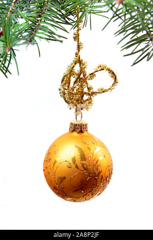Weihnachtskugel auf Weihnachtsbaum mit Curly Band auf weißem Hintergrund aufgehängt Stockfoto