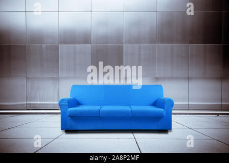 Blaue Sofa auf Metall Hintergrund Stockfoto