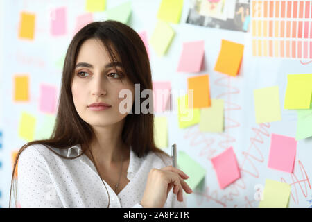 Nachdenklich Schöpfer im Büro Stockfoto