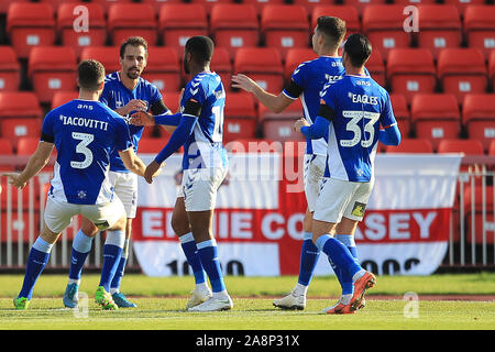 Gateshead, Großbritannien. 10. November 2019. Oldham der Athletic Filipe Morais feiert nach ihrem ersten Ziel zählen während der FA Cup Match zwischen Gateshead und Oldham Athletic an der Gateshead International Stadium, Gateshead am Sonntag, den 10. November 2019. (Credit: Mark Fletcher | MI Nachrichten) das Fotografieren dürfen nur für Zeitung und/oder Zeitschrift redaktionelle Zwecke verwendet werden, eine Lizenz für die gewerbliche Nutzung Kreditkarte erforderlich: MI Nachrichten & Sport/Alamy leben Nachrichten Stockfoto