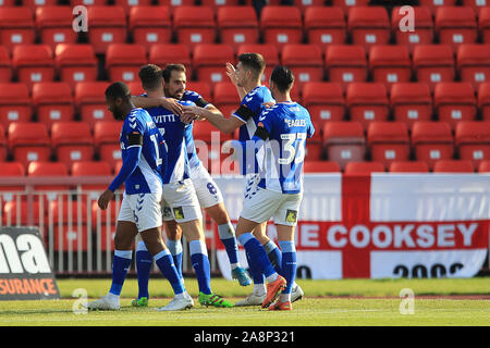 Gateshead, Großbritannien. 10. November 2019. Oldham der Athletic Filipe Morais feiert nach ihrem ersten Ziel zählen während der FA Cup Match zwischen Gateshead und Oldham Athletic an der Gateshead International Stadium, Gateshead am Sonntag, den 10. November 2019. (Credit: Mark Fletcher | MI Nachrichten) das Fotografieren dürfen nur für Zeitung und/oder Zeitschrift redaktionelle Zwecke verwendet werden, eine Lizenz für die gewerbliche Nutzung Kreditkarte erforderlich: MI Nachrichten & Sport/Alamy leben Nachrichten Stockfoto