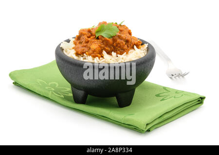 Mit der indischen Butter Chicken garniert mit frischem Koriander auf einem Bett von Basmati Reis auf einem weißen Hintergrund. Stockfoto